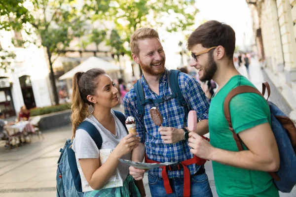 Resande ungdomar sightseeing — Stockfoto