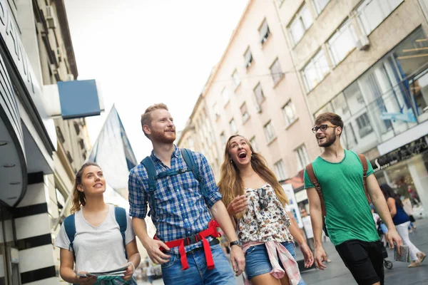 Šťastné Mladé Studenty Cestovní Dobrodružství — Stock fotografie