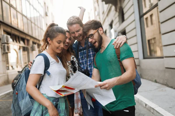 Zufriedene Touristen Auf Reisen Und Sightseeing Der Stadt — Stockfoto