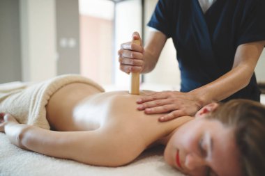 Erkek masaj için sopa ve çubuklar kullanarak masör