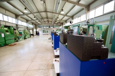 Cnc makine ve işçi endüstriyel fabrika