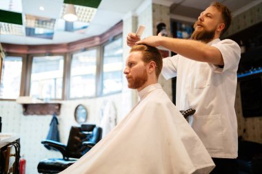 Saç sakal ve bıyık tedavisinde Kuaför Salonu