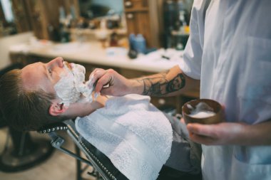 Saç sakal ve bıyık tedavisinde Kuaför Salonu