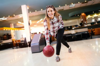 Bowling yerel bir kulüpte mutlu kadının odaklı