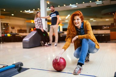 Bowling ve birlikte vakit eğleniyor arkadaşlar