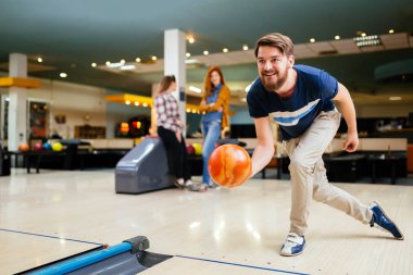 Yakışıklı adam bowling topu atma