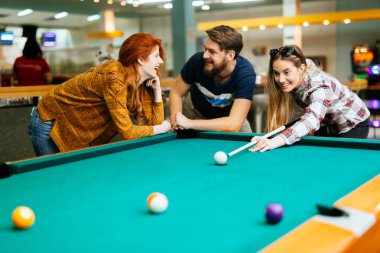 Mutlu arkadaş havuzu birlikte oynarken zevk