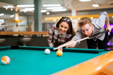 Güzel mutlu çift bilardo oynuyor.