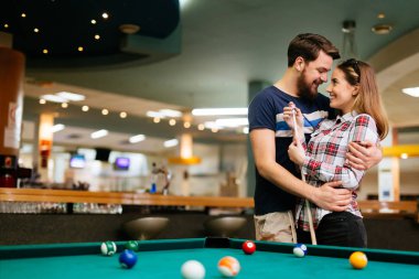 Bilardo ve bilardo kulübünde oynarken mutlu çift