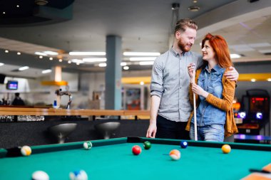 Bilardo ve bilardo kulübünde oynarken mutlu çift