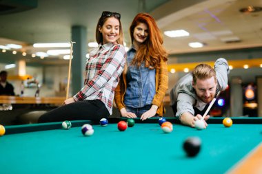 Mutlu arkadaş havuzu birlikte oynarken zevk