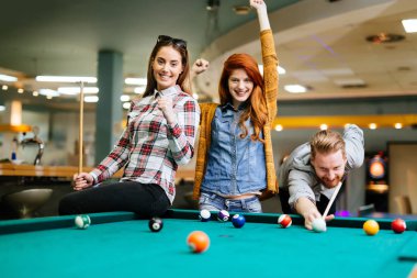 Mutlu arkadaş havuzu birlikte oynarken zevk