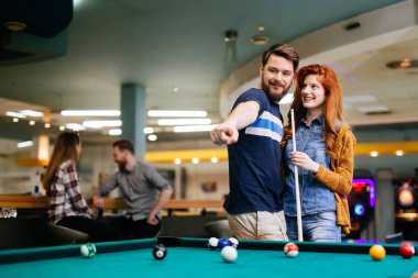 Bilardo ve bilardo kulübünde oynarken mutlu çift