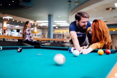 Bilardo ve bilardo kulübünde oynarken mutlu çift