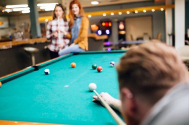 Bilardo masasında amaçlayan snooker oyuncusu