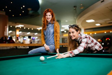 Bir barda Bilardo oynayan güzel gülümseyen kadın