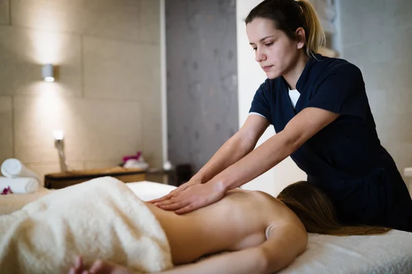 Masseur Tratando Paciente Com Tratamento Massagem Terapêutica — Fotografia de Stock