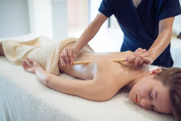 Terapeuta Massagem Tailandesa Tratar Paciente Salão Saúde — Fotografia de Stock