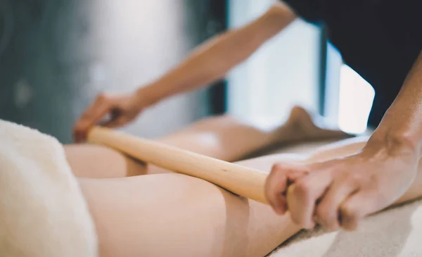 Thailändsk Massage Terapeut Att Behandla Patienten Hälso Och Salong — Stockfoto