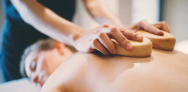 Massaggiatore Utilizzando Uno Strumento Legno Massaggiare Paziente Nel Salone — Foto Stock