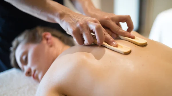 Masseur Usando Acessórios Madeira Para Massagear Paciente — Fotografia de Stock