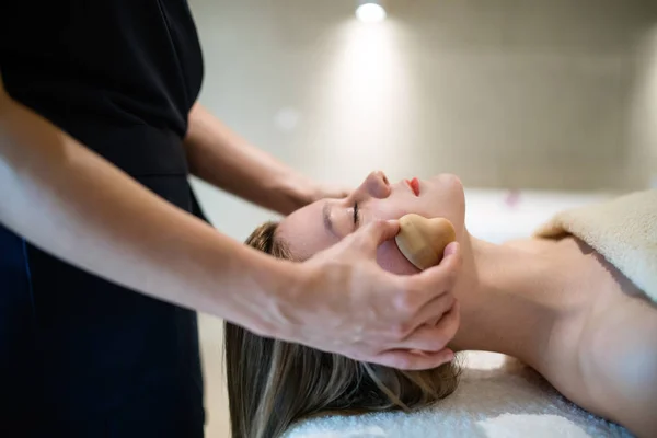 Relaxante Stress Massagem Facial Resort — Fotografia de Stock