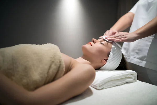 Relaxante Stress Massagem Facial Resort — Fotografia de Stock
