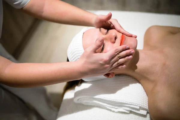 Massagem Relaxante Rejuvenescedora Por Massagista Salão Massagem — Fotografia de Stock