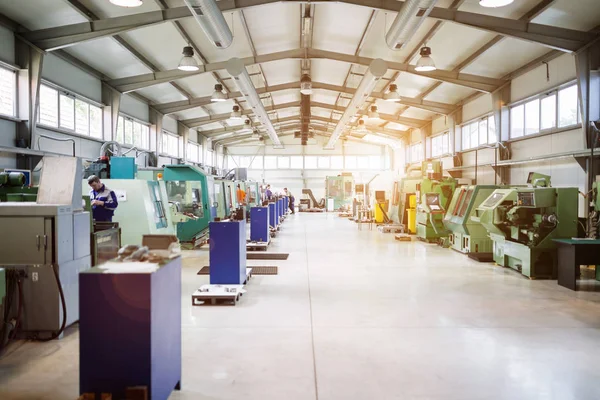 Fabrik Med Cnc Maskiner Och Arbetare — Stockfoto