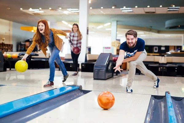 Amigos Felices Divirtiéndose Disfrutando Jugando Bolos Juntos — Foto de Stock