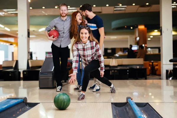 Bowling süre eğleniyor arkadaşlar