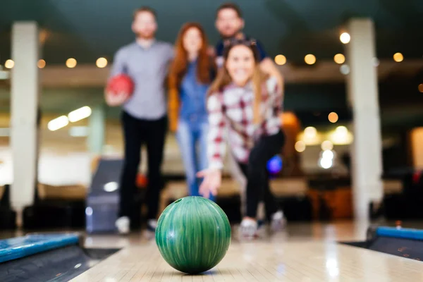 Des Amis Amusent Tout Jouant Bowling Accélérant Ensemble — Photo