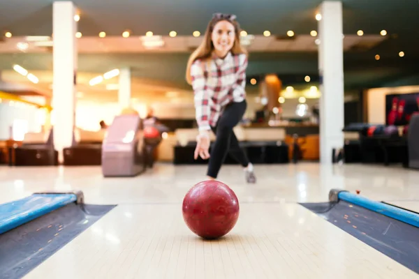Fröhliche Freunde Die Spaß Haben Und Gemeinsam Bowling Spielen — Stockfoto