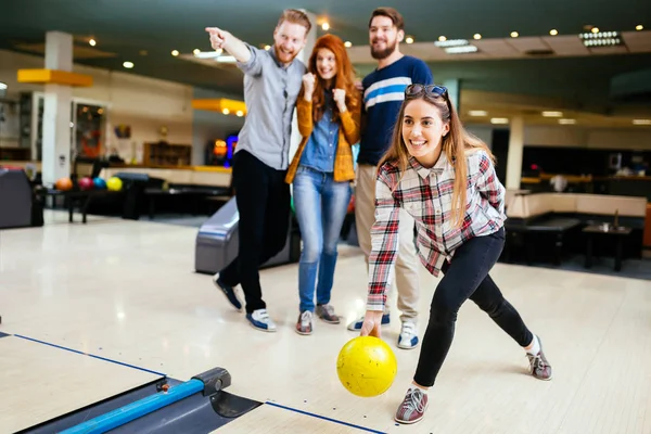 Amigos divirtiéndose mientras bolos — Foto de Stock