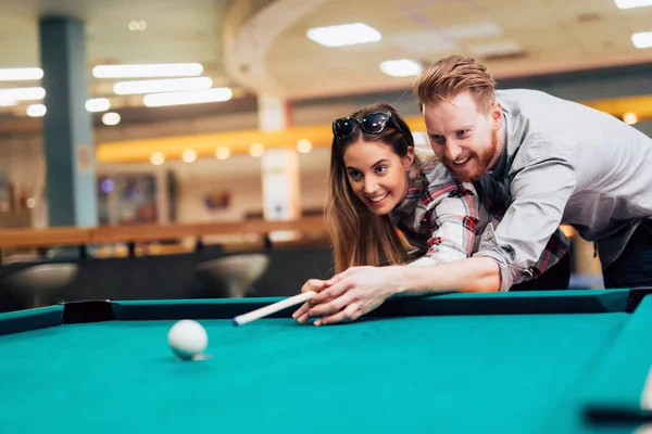 Hermosa Feliz Pareja Jugando Billar — Foto de Stock