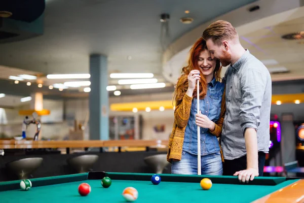 Casal Feliz Jogando Snooker Bilhar Clube — Fotografia de Stock