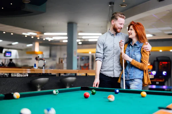 Bilardo ve bilardo kulübünde oynarken mutlu çift