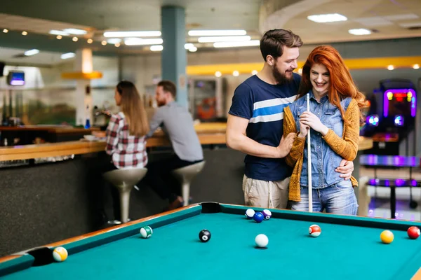 Glückliches Paar Spielt Snooker Und Billard Club — Stockfoto