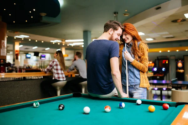 Gelukkige Paar Snooker Biljart Spelen Club — Stockfoto