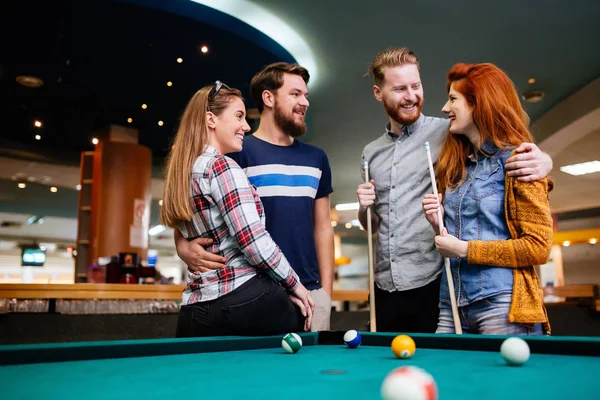 Amigos Jogando Snooker Ligação Com Seu Parceiro — Fotografia de Stock