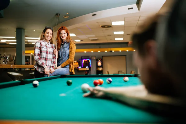 Gelukkig Vrienden Genieten Van Pool Spelen Samen — Stockfoto