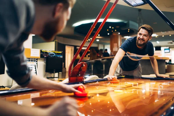 Airhockey Spiel Macht Auch Erwachsenen Spaß — Stockfoto