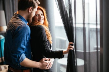 Romantik Çift sarılma ve yine de hayal ederken pencere bakarak