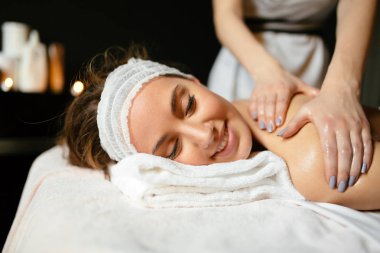 Terapist masaj güzel esmer bir Spa Masaj