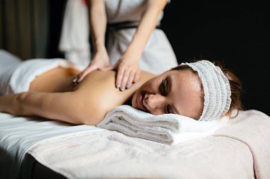 Terapist masaj güzel esmer bir Spa Masaj