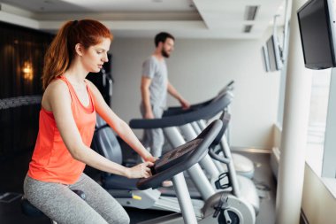 Sportif insanlar kardiyo spor salonunda egzersiz