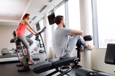 Spor salonunda eğitim ve kilo kaybetme üzerinde çalışan insanlar