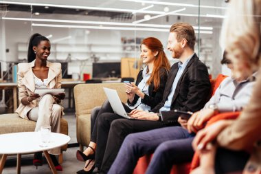 Elinizdeki teknoloji ile iş insanlar konuşma. Yeni fikirler ve iş arkadaşları arasında beyin fırtınası alışverişi