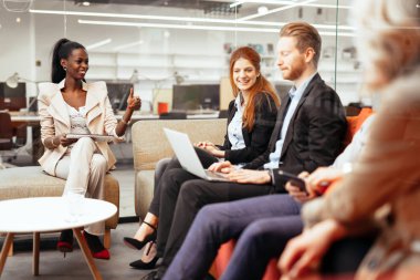 Elinizdeki teknoloji ile iş insanlar konuşma. Yeni fikirler ve iş arkadaşları arasında beyin fırtınası alışverişi