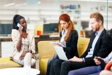 Elinizdeki teknoloji ile iş insanlar konuşma. Yeni fikirler ve iş arkadaşları arasında beyin fırtınası alışverişi